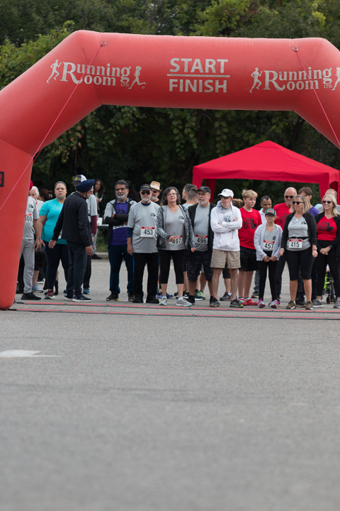 People waiting at the start line for the 5 km walk at the Don Doan Dash.